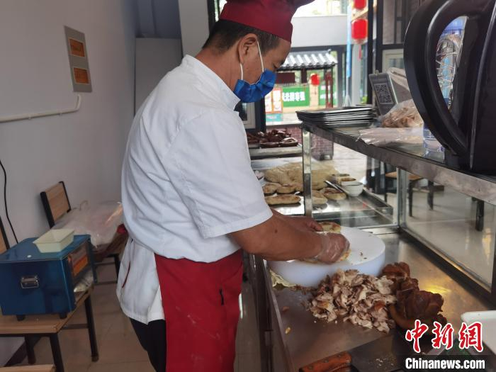 图为民间手艺人助力第五届衡水市旅游产业发展大会。　李洋 摄