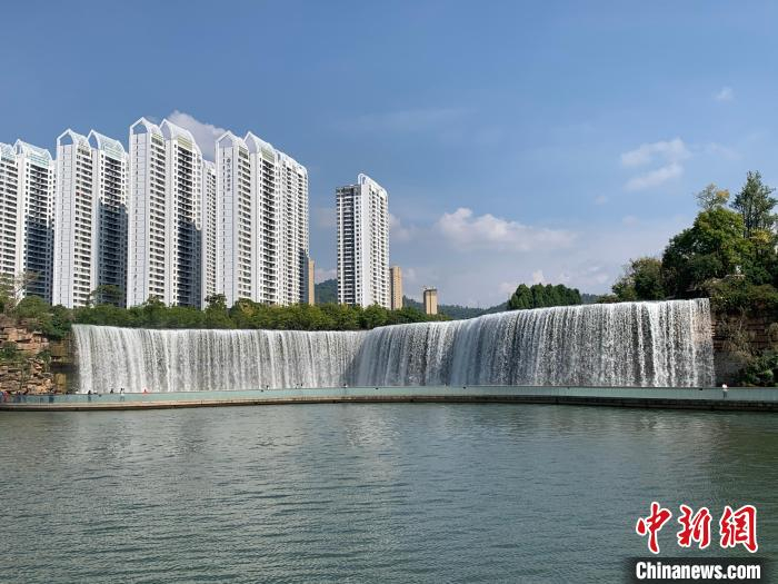 图为牛栏江-滇池补水工程末端的昆明瀑布公园。　熊佳欣 摄