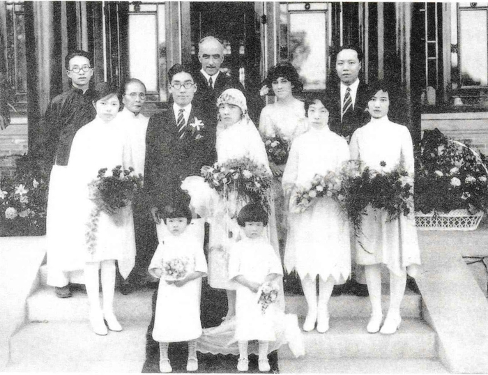1929年司徒雷登在燕园临轩湖为冰心何吴文藻主持婚礼