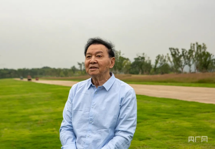 原重庆足球队总教练黄振惇（央广网发 广阳岛绿色发展有限责任公司供图）