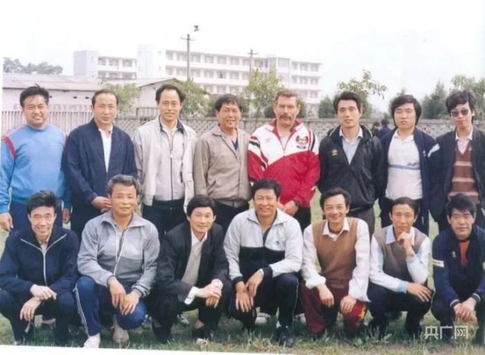 英国足球专家斯葛特（后排右四）（央广网发 广阳岛绿色发展有限责任公司供图）