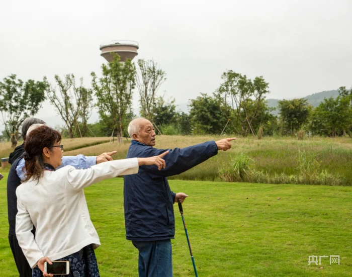 原重庆市体育运动委员会副主任李晓薇（右一）（央广网发 广阳岛绿色发展有限责任公司供图）