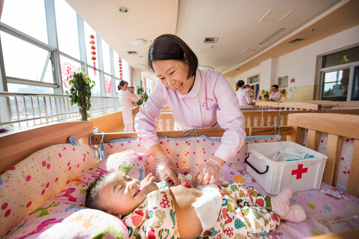 无论多忙多累，只要与孩子在一起，杨守伟脸上都会保持者灿烂的笑容。（王晓光 摄）