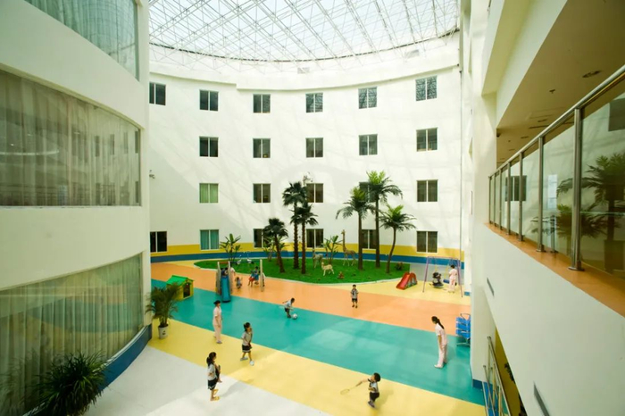 设施过硬、条件一流的潍坊市儿童福利院内景。（王晓光 摄）