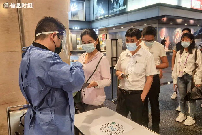 白云宾馆门口设置了核酸检测点，对所有交易会参展商或采购商。信息时报记者 郭柯堂 摄