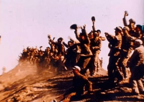 ▲科研人员在中国第一颗原子弹爆炸成功后的欢呼。图源央视新闻