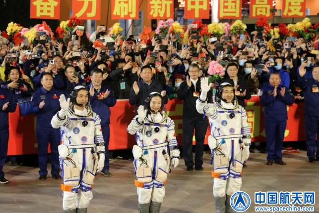 航天员翟志刚（右）、王亚平（中）、叶光富（左）出征（刘淮宇 摄）