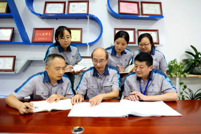 重庆航天电子公司工作人员在进行研发工作 重庆航天电子公司供图