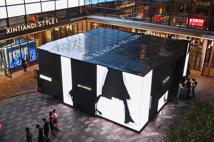 新天地秀场附近成为时尚生态圈，图为今年10月，全球时尚奢品电商平台net a porter在XINTIANDI STYLEI 区域打造线下沉浸式体验空间 