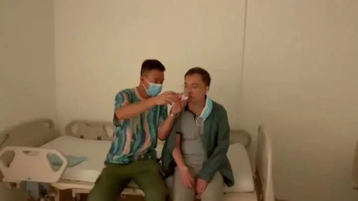 蔡磊在助理的帮助下喝水。陈馨懿/摄