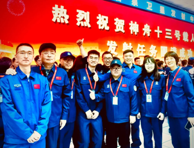 发射成功后，工作人员合影留念 重庆航天电子公司供图