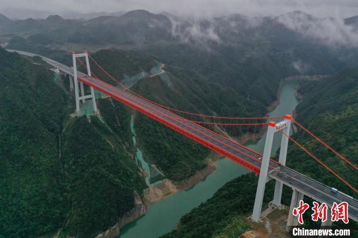 10月16日航拍即将通车的阳宝山大桥。瞿宏伦摄