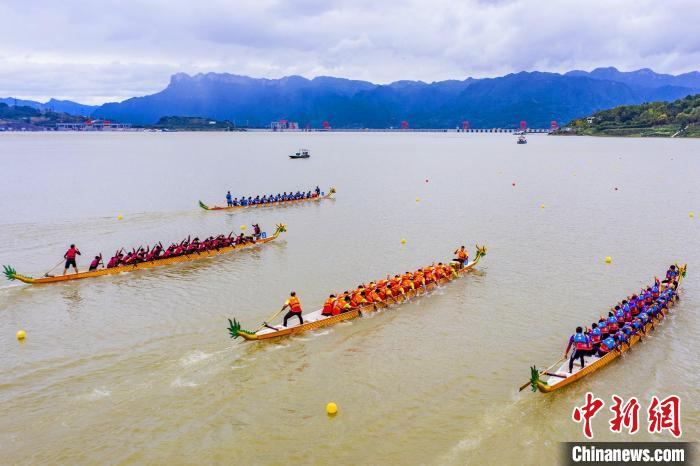 12支龙舟队乘风逐浪，击水奋楫。聂爽摄