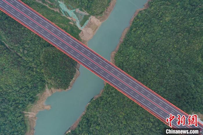 10月16日航拍即将通车的阳宝山大桥桥面。瞿宏伦摄