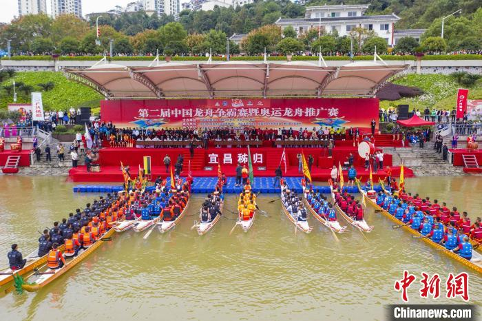 2021中国龙舟争霸赛在秭归举行。聂爽摄