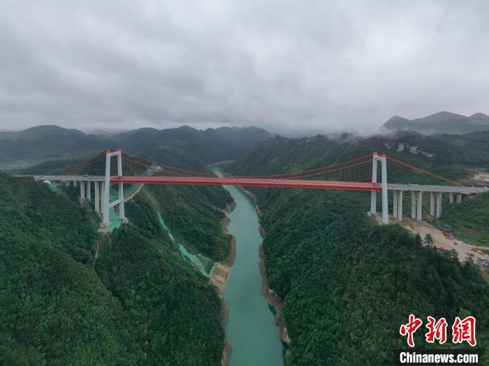 10月16日航拍即将通车的阳宝山大桥。瞿宏伦摄