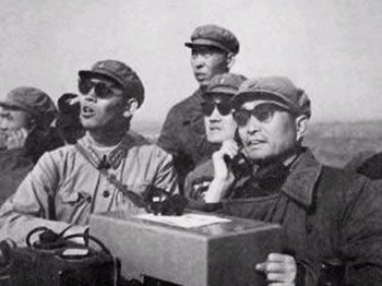 ▲张爱萍将军（右一）在试验场向周恩来总理报告。图源央视新闻