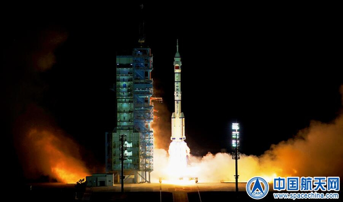 长二F火箭点火升空（王磊 摄）
