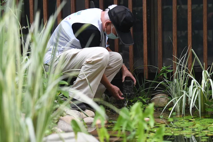 △工作人员在设置用于捕捉野生动物踪迹的红外线摄影机