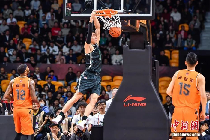 　　资料图：2020年1月12日晚，2019-2020赛季CBA全明星周末“南北决战”在广州打响，最终南区明星队167比166战胜北区明星队。图为北区明星队球员孙悦（中）在比赛中扣篮。中新社记者 陈骥旻 摄