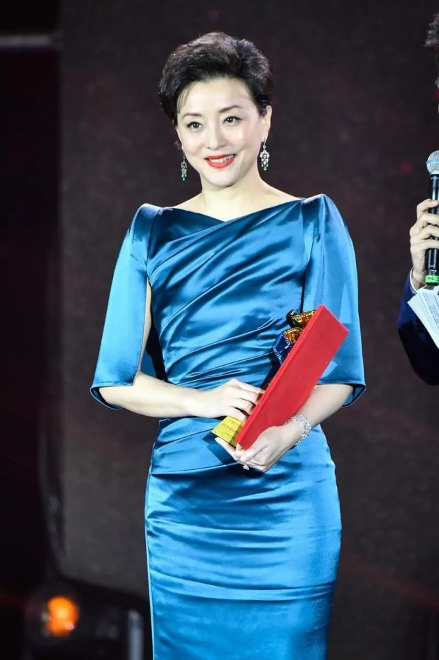 杨澜气质真如兰,一袭蓝色连衣裙温婉大气,时尚精致难掩端庄气质