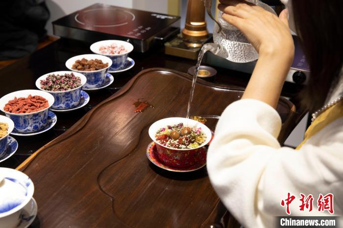 马金花在冲泡八宝茶。　杨迪 摄