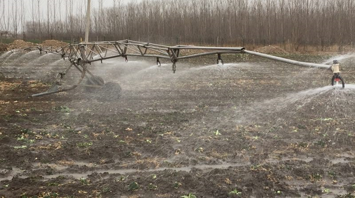  王翠芬地里用的自走式喷灌设备。受访者提供