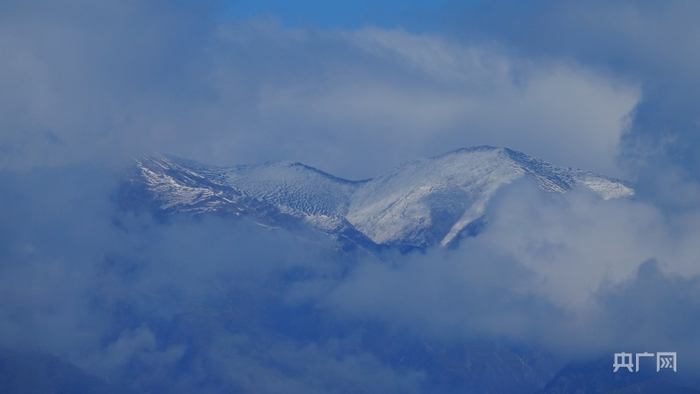 雪山依稀可见（央广网发 张海东摄）