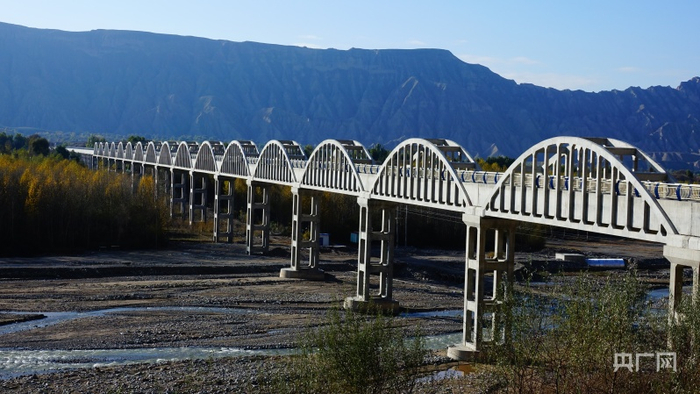 全长2600米的拉西瓦灌溉工程四号渡槽也是全省最长的渡槽（央广网发 张海东摄）