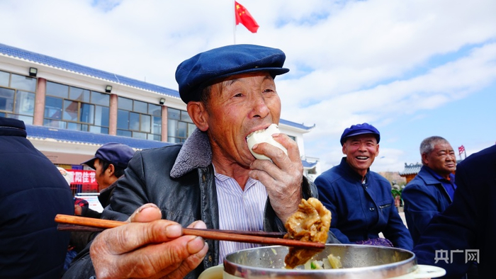 老人们聚在一起过重阳节（央广网发 张海东摄）