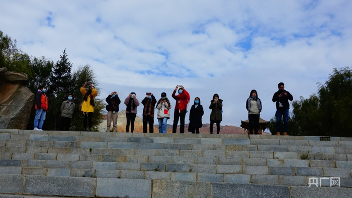 采访团一行记录贵德美景（央广网发 张海东摄）