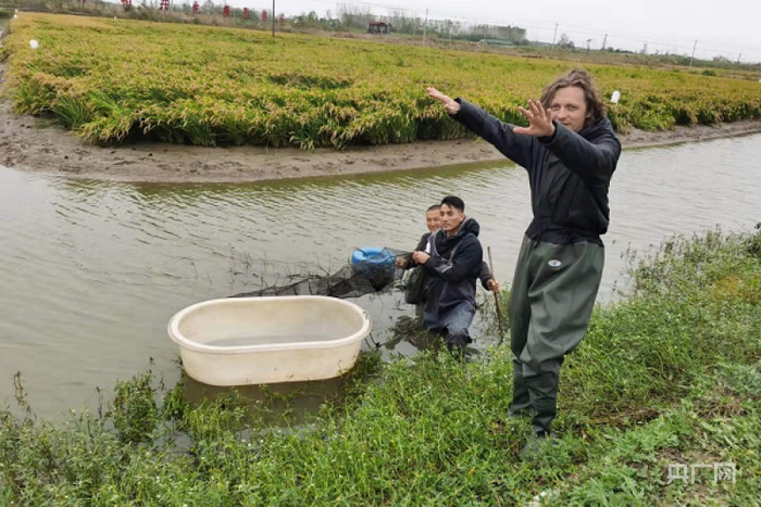 Artem、Lucien捉龙虾（央广网发 王锡斐摄）
