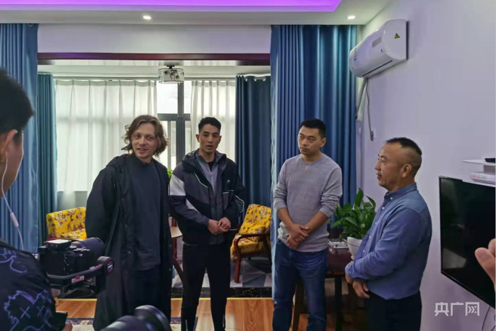 Artem、Lucien和卜先生参观民宿（央广网发 王锡斐摄）