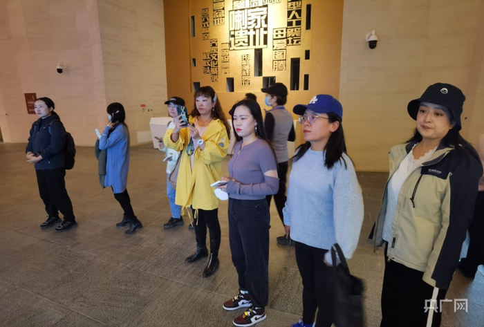 采访团在喇家遗址博物馆参观（央广网发 张海东摄）