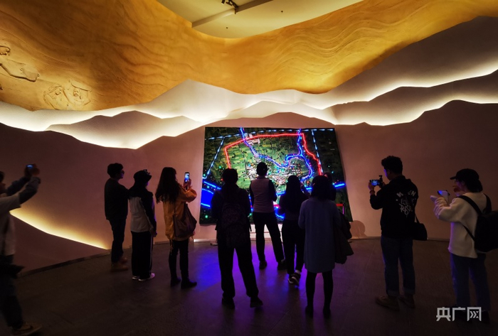 采访团在喇家遗址博物馆参观（央广网发 张海东摄）