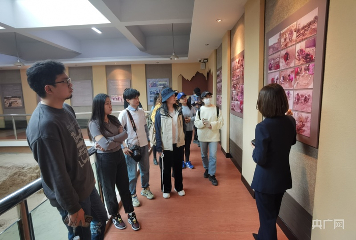 采访团正在参观（央广网发 张海东摄）