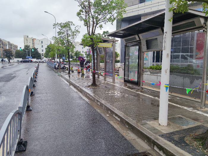 △佘月路新建中的公交车站