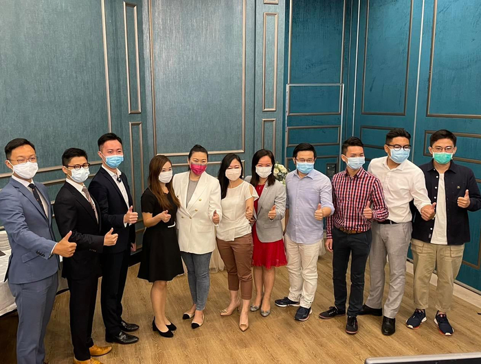 李梓敬（左三）与不同政团和领域的香港青年发起成立“中国故事”英语KOL联盟