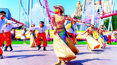  国庆期间北京欢乐谷推出丰富多彩的街头演艺活动。光明图片图