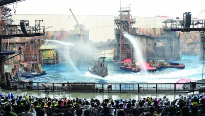  在北京环球影城主题公园，游客欣赏未来水世界特技表演。新华社图