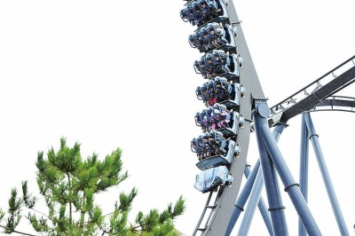  在北京环球影城主题公园，游客体验霸天虎过山车。新华社图