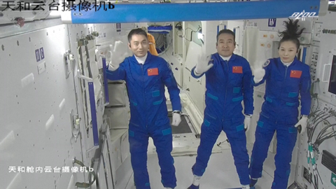 ▲10月16日，在神舟十三号载人飞船与空间站组合体成功实现自主快速交会对接并按程序完成各项工作后，航天员翟志刚、王亚平、叶光富进入天和核心舱。（图自视觉中国）