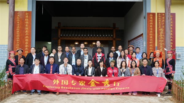 参加活动的在桂外国专家合影留念（央广网发 陆鸿丁摄）