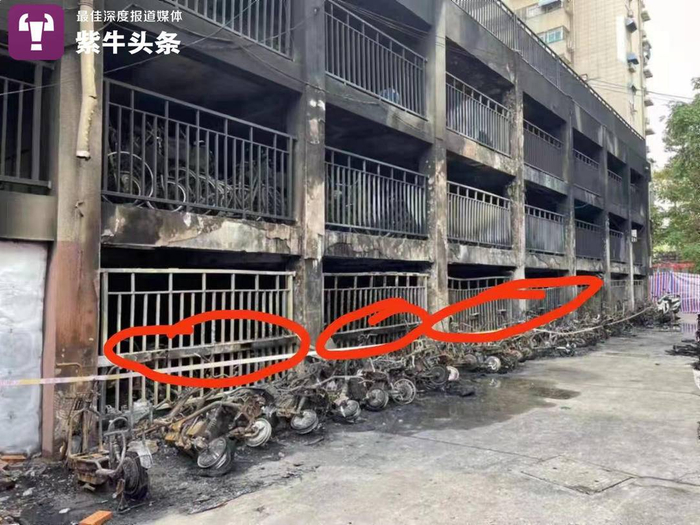 火灾后很多电动车被烧得只剩铁架