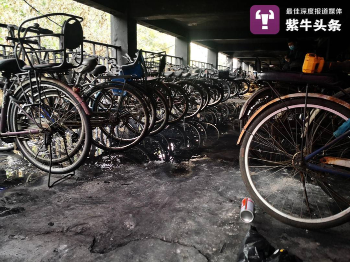 二楼夹层中被熏黑的自行车