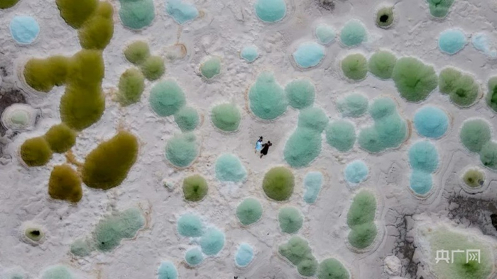 色彩斑斓的“蓝洞”（央广网 唐拓华摄）