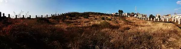 （石寨山古墓群全景）