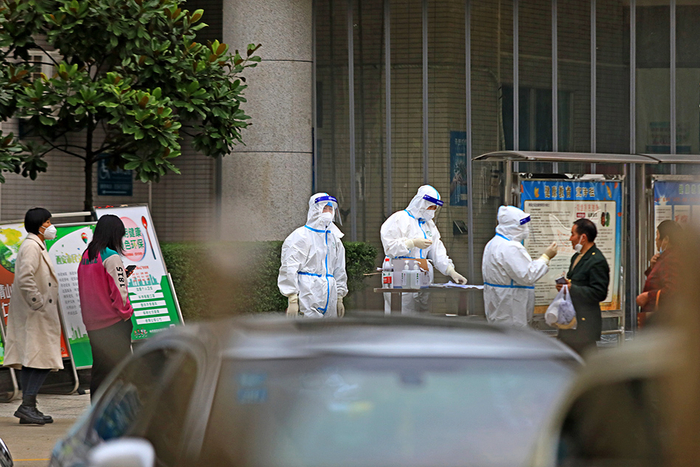 2021年10月17日下午，西安市第八医院入口处，医护人员进行核酸检测。