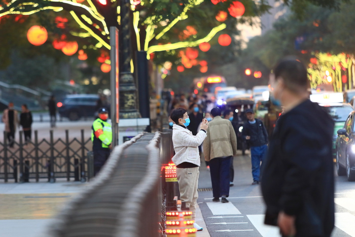 2021年10月17日下午，大唐不夜城步行街已经暂停开放。