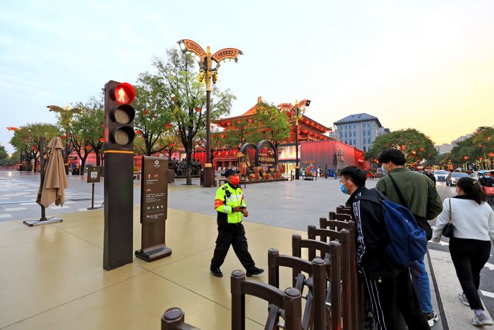  2021年10月17日下午，陕西西安，大唐不夜城步行街暂时关闭，游客向工作人员询问情况。